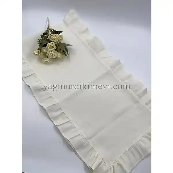 Naturel fırfırlı keten kumaş masa örtüsü zarif tasarımı ile