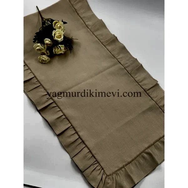 Naturel fırfırlı keten kumaş masa örtüsü zarif tasarımı ile