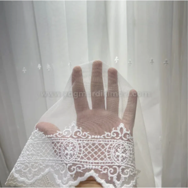 Dolgun çiçek desenli güpürlü tül perde – geniş motifli, gösterişli ve zarif model