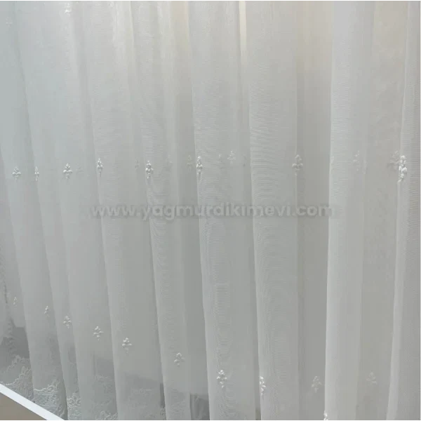 Dolgun çiçek desenli güpürlü tül perde – geniş motifli, gösterişli ve zarif model