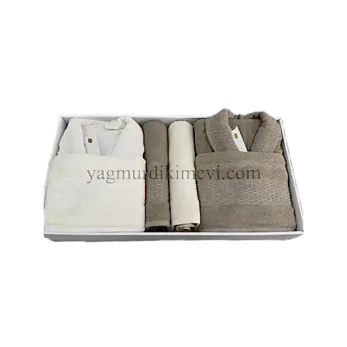  Lüks Aile Bornoz Seti – 2 Bornoz, 2 Büyük Havlu, 2 Baş Havlu, 2 Özel Banyo Sabunu