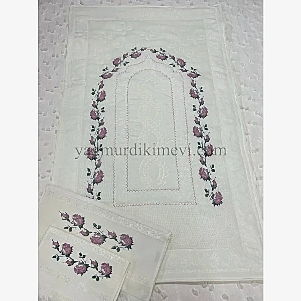  Kanaviçe işlemeli seccade takımı ve havlular