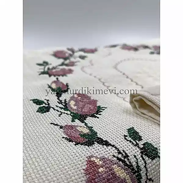  Kanaviçe işlemeli seccade takımı ve havlular