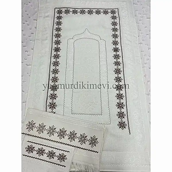 Kanaviçe İşlemeli Seccade Takımı (3’lü Set) Kanaviçe işlemeli seccade takımı ve havlular