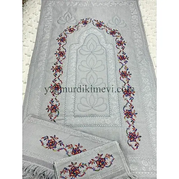  Kanaviçe işlemeli seccade takımı ve havlular