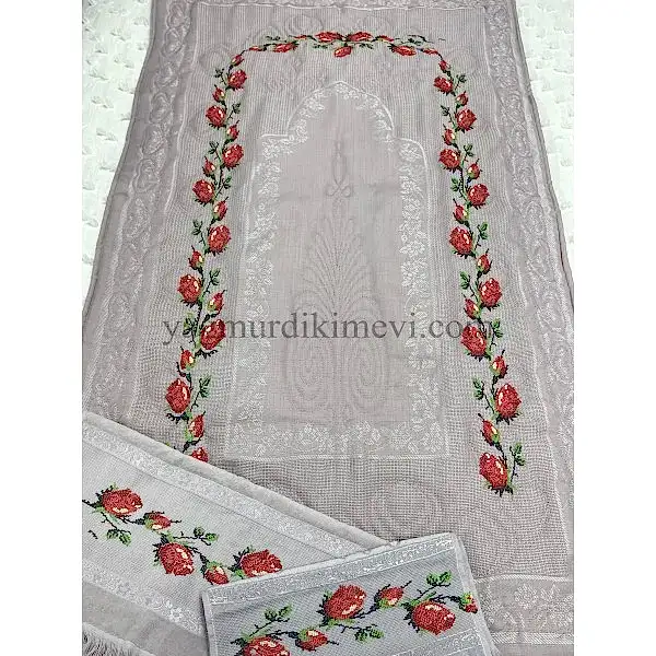  Kanaviçe işlemeli seccade takımı ve havlular