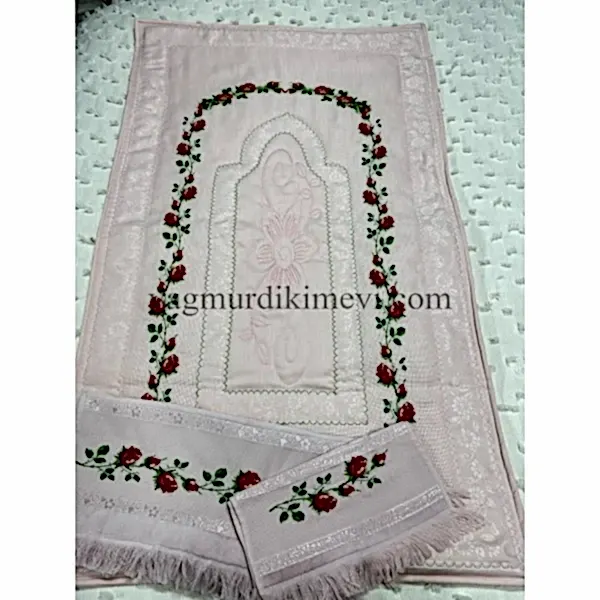  Kanaviçe işlemeli seccade takımı ve havlular