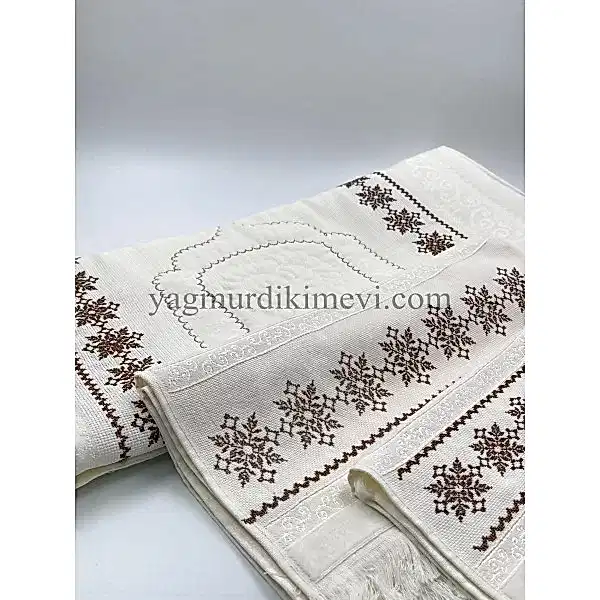 Kanaviçe İşlemeli Seccade Takımı (3’lü Set) Kanaviçe işlemeli seccade takımı ve havlular