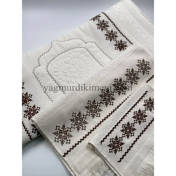 Kanaviçe İşlemeli Seccade Takımı (3’lü Set) Kanaviçe işlemeli seccade takımı ve havlular