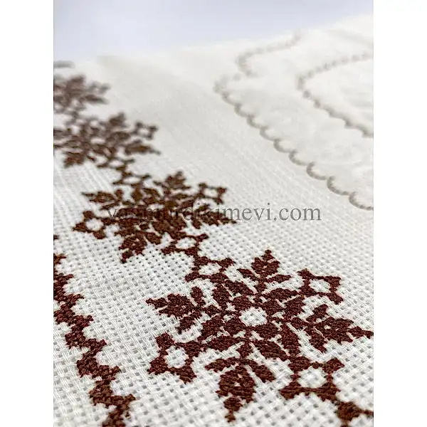 Kanaviçe İşlemeli Seccade Takımı (3’lü Set) Kanaviçe işlemeli seccade takımı ve havlular