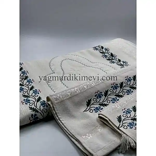  Kanaviçe işlemeli seccade takımı ve havlular