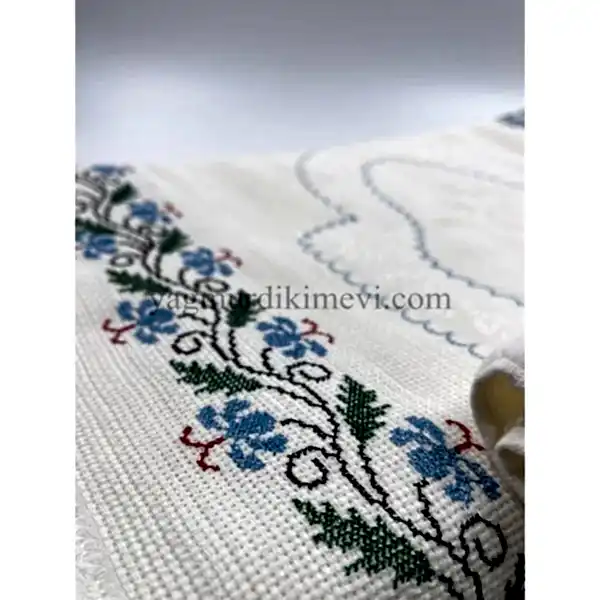  Kanaviçe işlemeli seccade takımı ve havlular