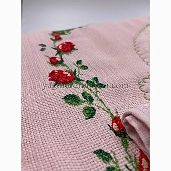  Kanaviçe işlemeli seccade takımı ve havlular