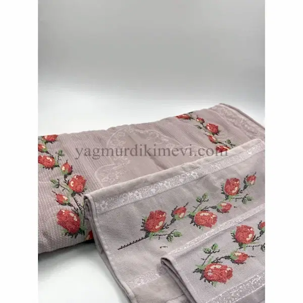  Kanaviçe işlemeli seccade takımı ve havlular