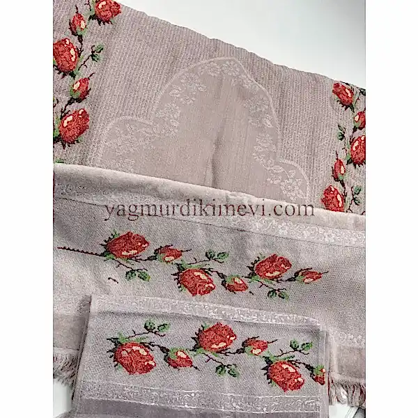  Kanaviçe işlemeli seccade takımı ve havlular