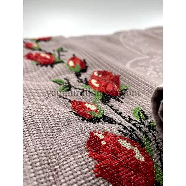  Kanaviçe işlemeli seccade takımı ve havlular