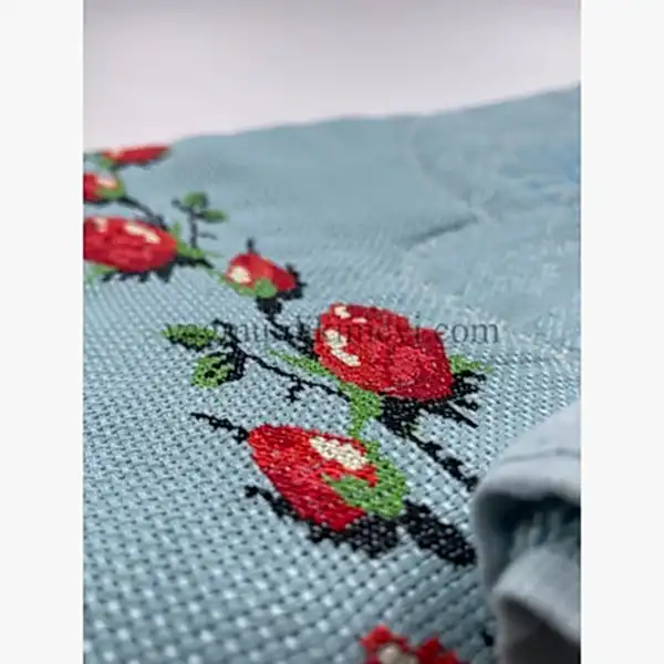  Kanaviçe işlemeli seccade takımı ve havlular