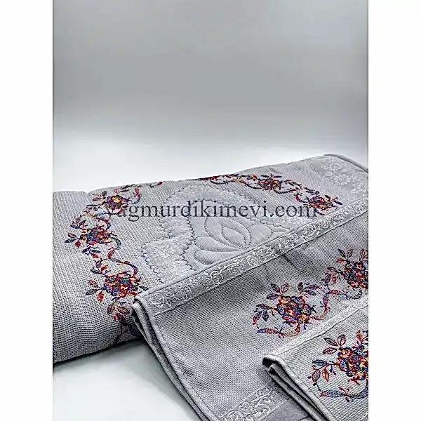  Kanaviçe işlemeli seccade takımı ve havlular