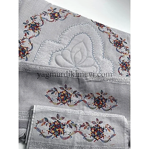  Kanaviçe işlemeli seccade takımı ve havlular