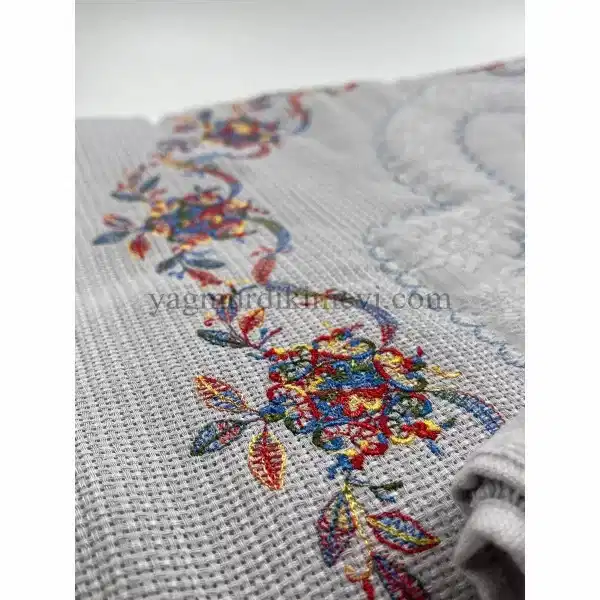  Kanaviçe işlemeli seccade takımı ve havlular