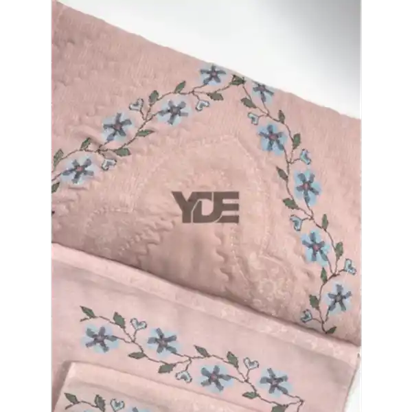  Kanaviçe işlemeli seccade takımı ve havlular