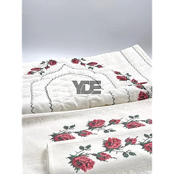  Kanaviçe işlemeli seccade takımı ve havlular