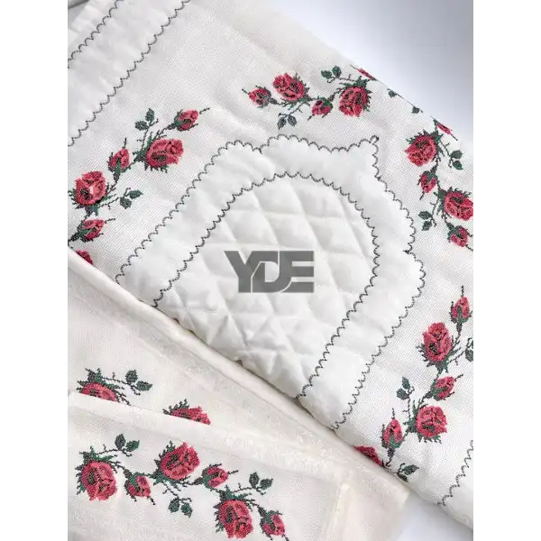  Kanaviçe işlemeli seccade takımı ve havlular