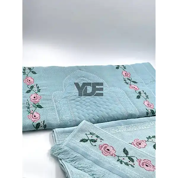  Kanaviçe işlemeli seccade takımı ve havlular