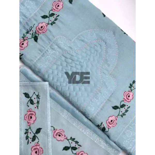  Kanaviçe işlemeli seccade takımı ve havlular