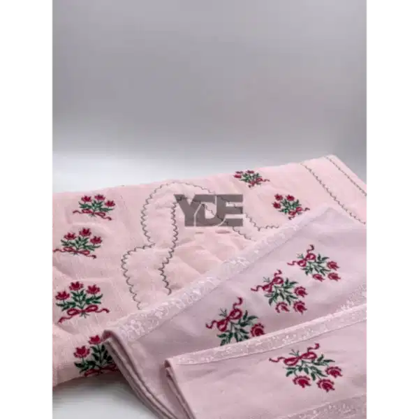  Kanaviçe işlemeli seccade takımı ve havlular