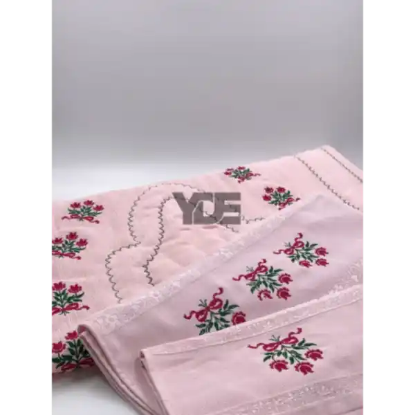  Kanaviçe işlemeli seccade takımı ve havlular