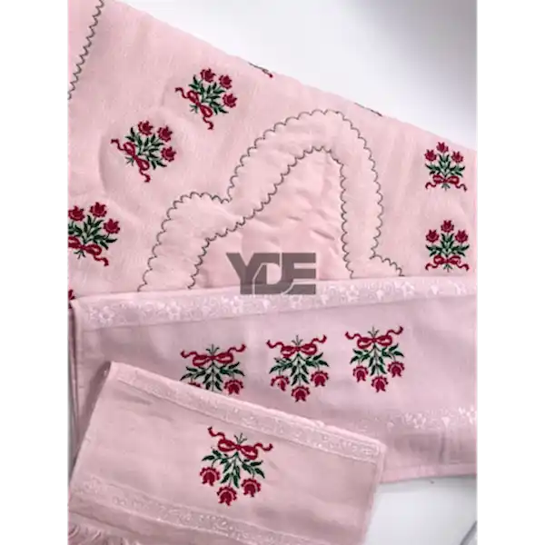  Kanaviçe işlemeli seccade takımı ve havlular