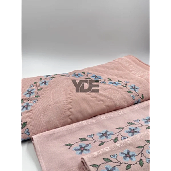  Kanaviçe işlemeli seccade takımı ve havlular