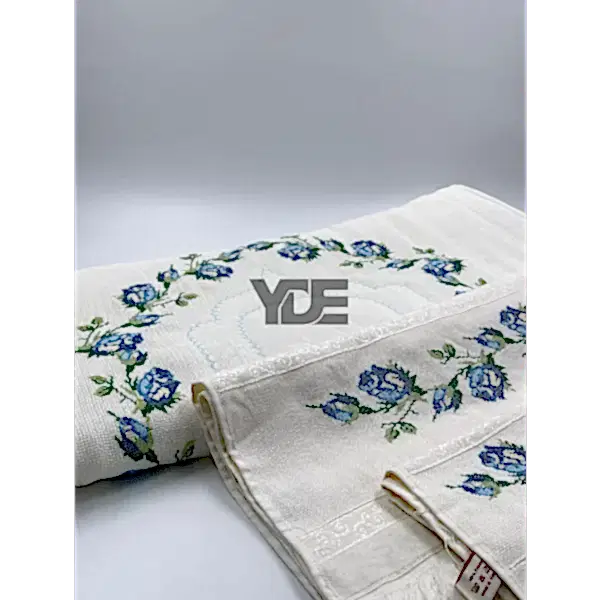  Kanaviçe işlemeli seccade takımı ve havlular