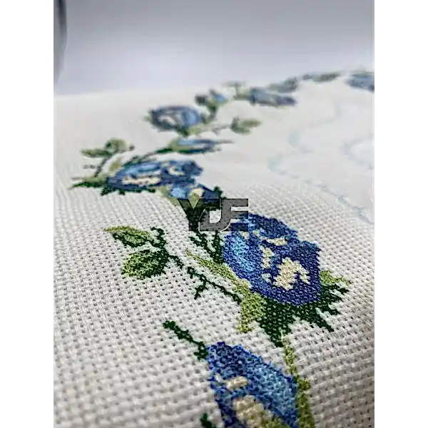  Kanaviçe işlemeli seccade takımı ve havlular