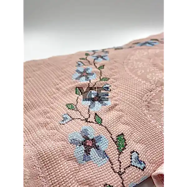  Kanaviçe işlemeli seccade takımı ve havlular