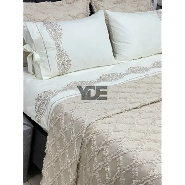 Çeyizlik Nakışlı Nevresim Takımı ve Püsküllü Pike Örtüsü 7 Parça Çeyizlik Nakışlı Nevresim Takımı ve Püsküllü Pike Örtüsü